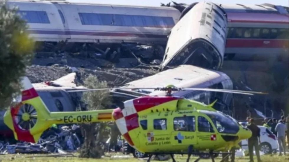 España: reportan al menos 64 muertos en choque de dos trenes
