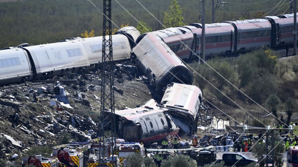 Qué se sabe de la mortífera colisión de trenes en España