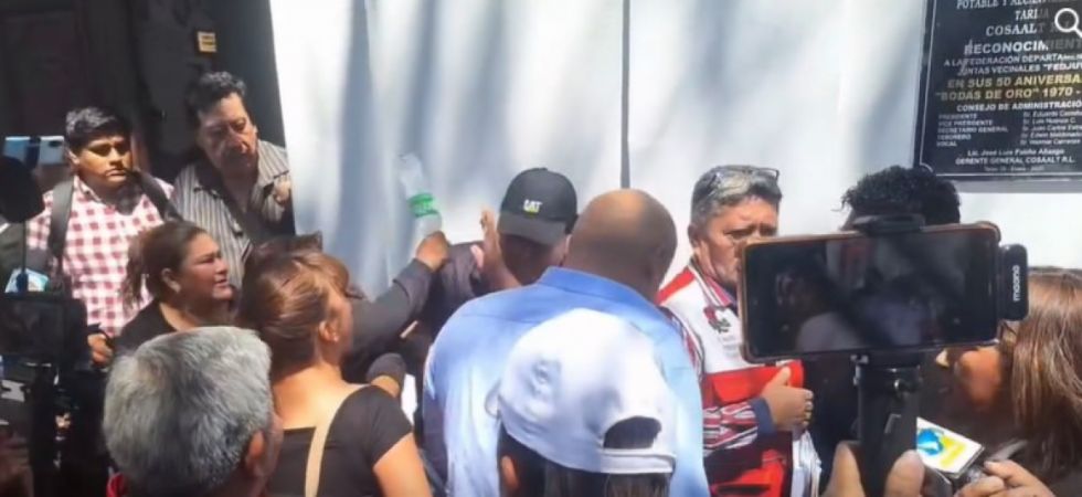 Gritos, empujones y botellazos: escala el conflicto por la dirigencia de la Fedjuve