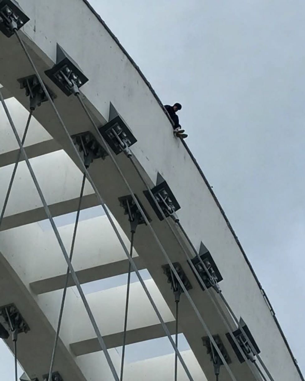 Bomberos y Policía rescatan a un joven que subió a 30 metros de altura en el puente 4 de Julio