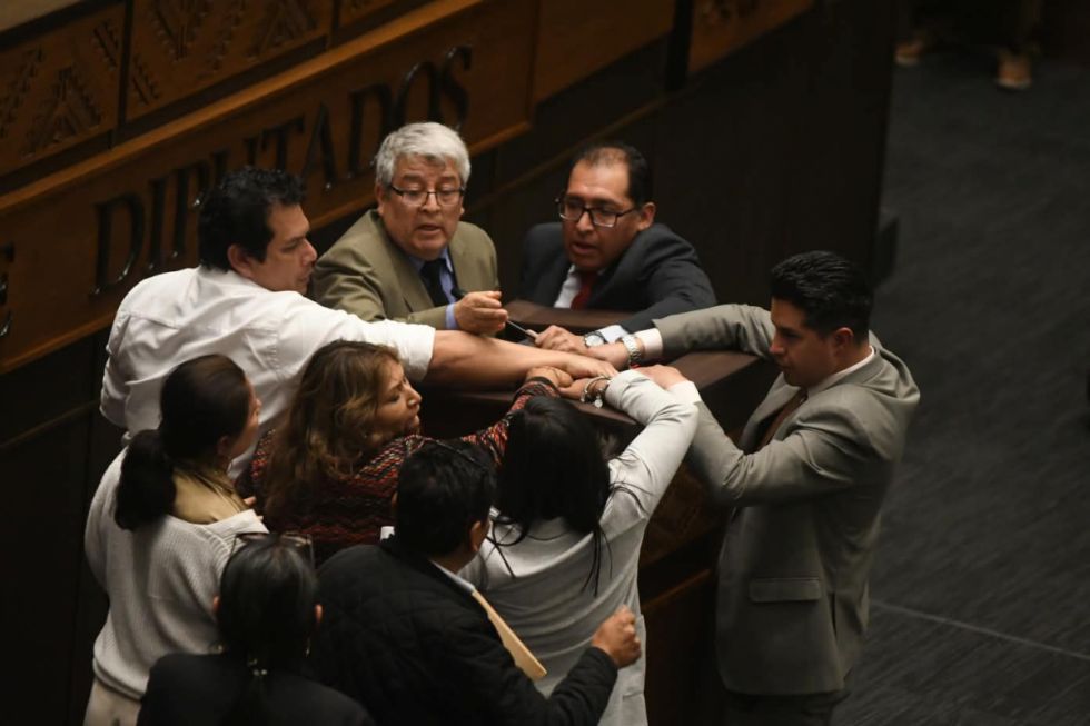 Tensa sesión declara a Castro como presidente de la Cámara de Diputados 