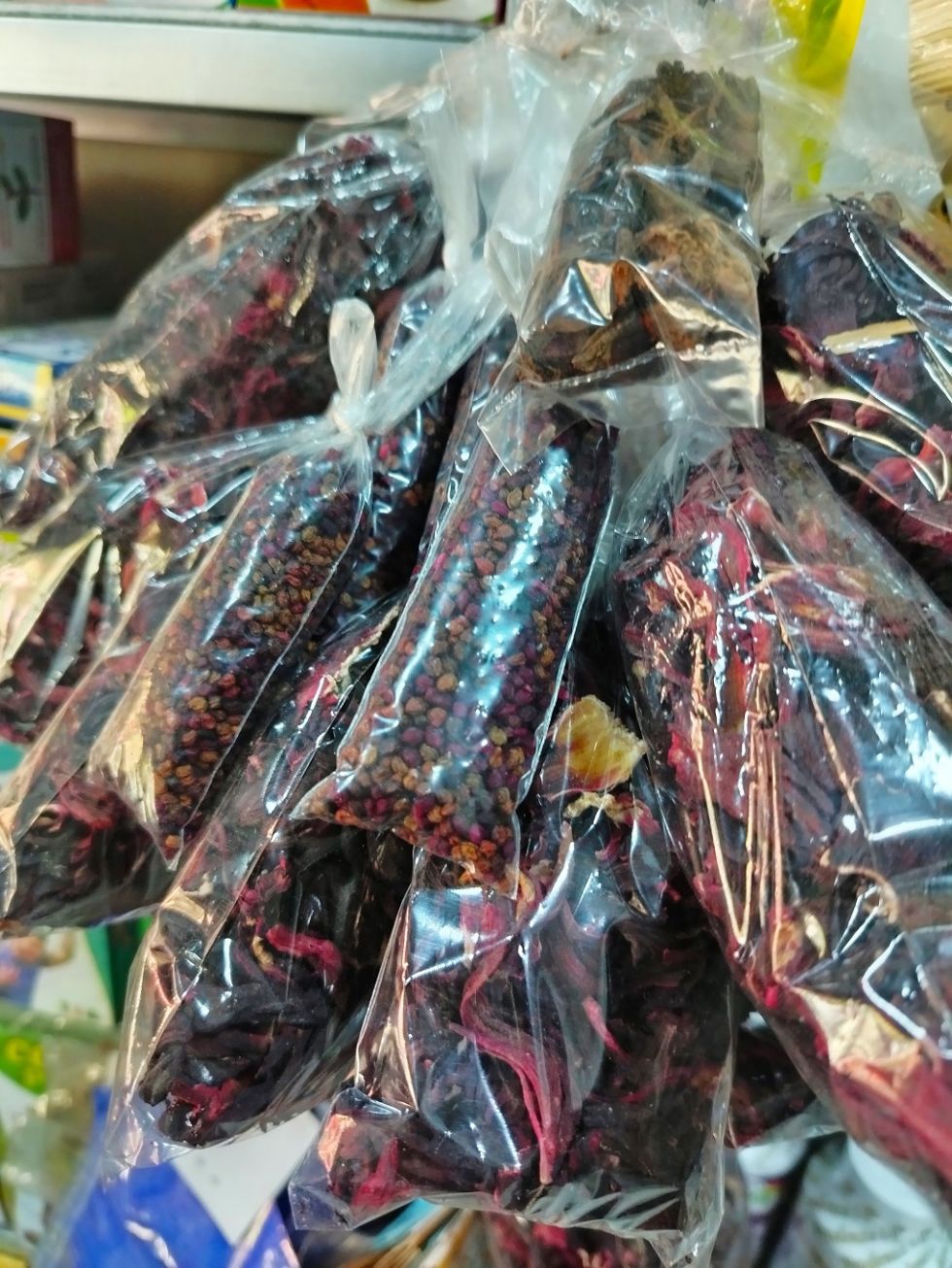 Anís estrellado, semillas de airampo y jamaica seca