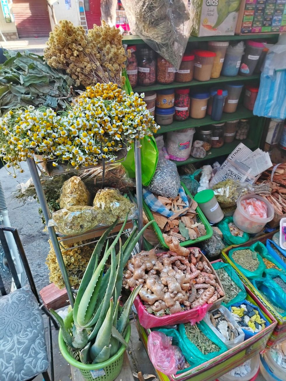 El puesto de hierbas medicinales de Doña Paulina, en la Av. Domingo Paz