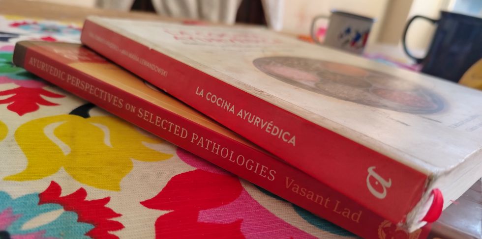 Libros de consulta de la Dra. Ximena Delgado, tarijeña especialista en medicina Ayurveda