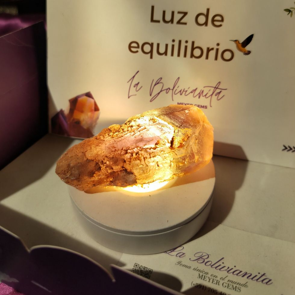 El País, Luz de Equilibrio, Bolivianita