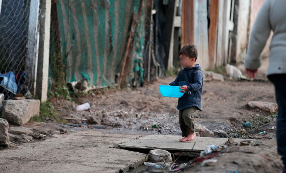 Un niño lleva un recipiente de plástico en Gregorio de Laferrere, Provincia de Buenos Aires, Argentina, el 9 de julio de 2019. Agustin Marcarian / Reuters