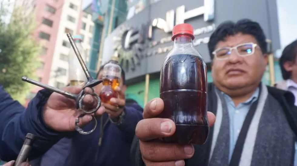 Gasolina contaminada, Bolivia, El País