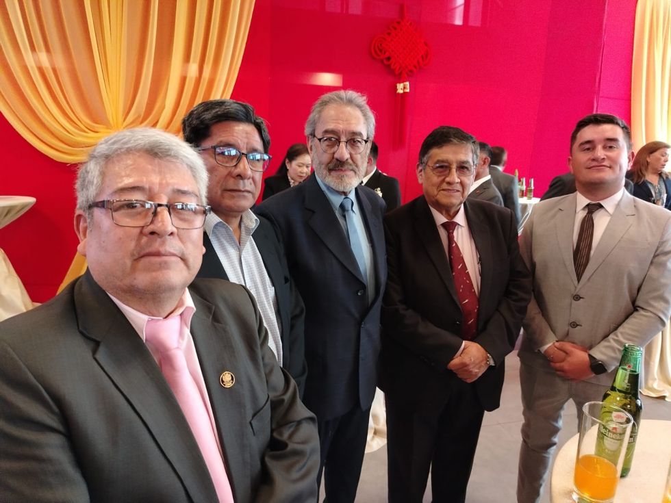 China, Bolivia, El País
